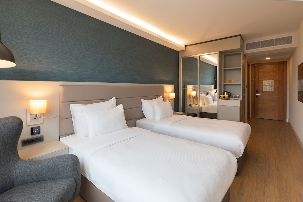 Superior Twin City View Room - Photo 6