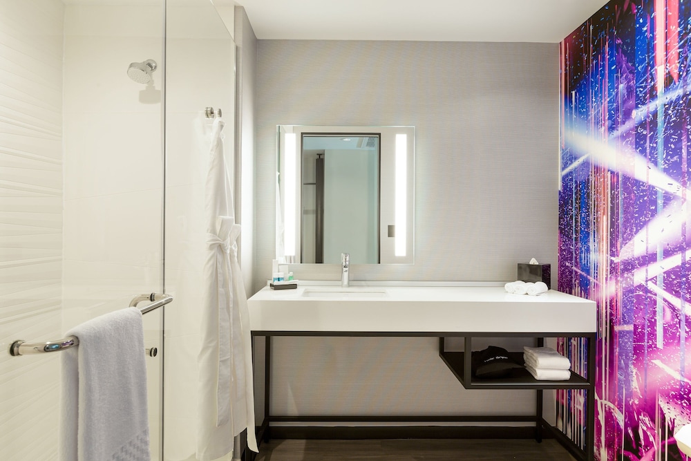 Room, 1 King Bed, City View (Corner) - Photo 6