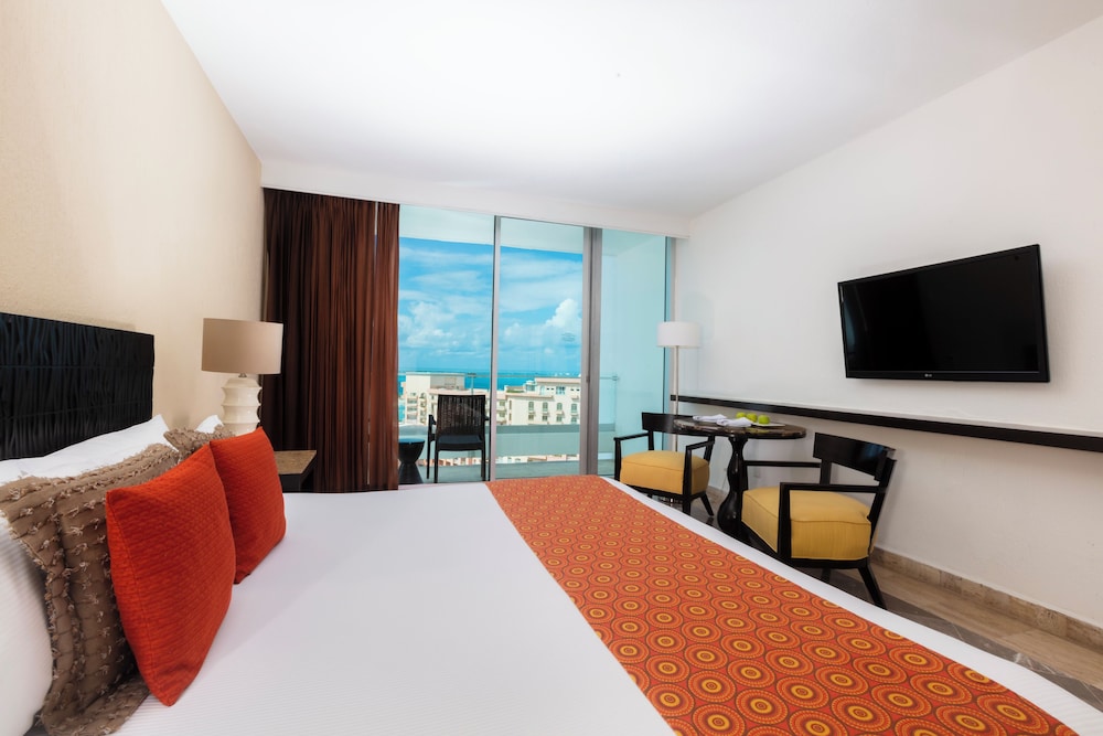 Standard Room, 1 King Bed, Partial Ocean View - Photo 2