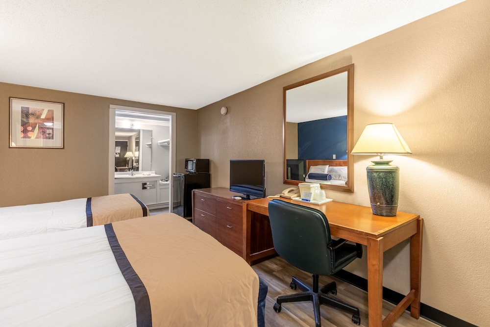 Room, 2 Double Beds photo 2
