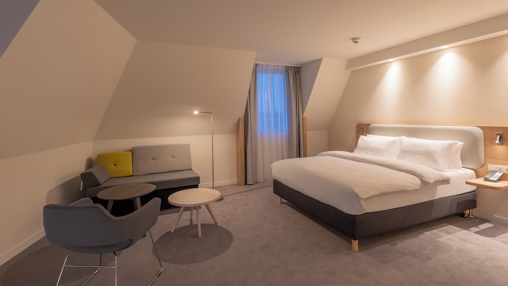 Suite, 1 Queen Bed with Sofa bed - Photo 4