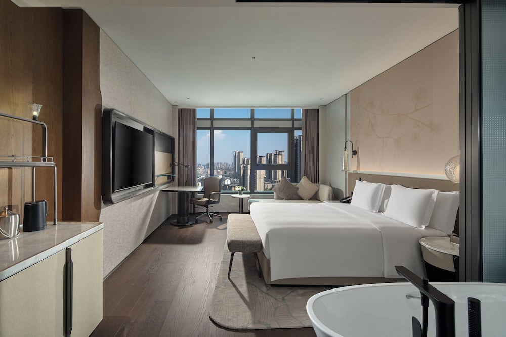 Standard Room, 1 King Bed photo 3
