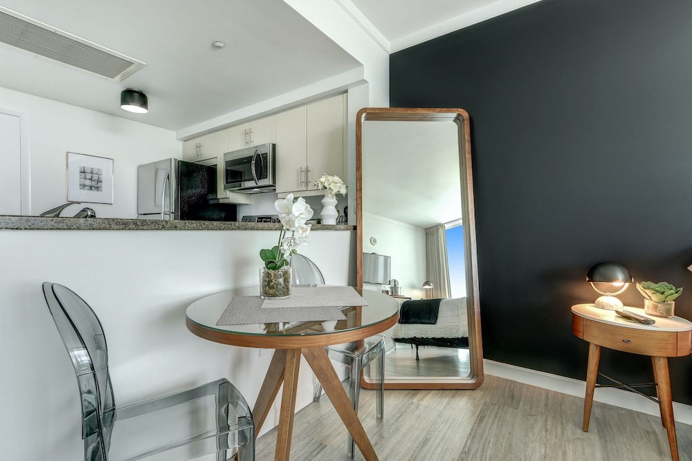 Gorgeous Deluxe City View Studio in Coconut Grove photo 3