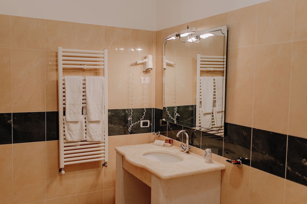 Deluxe Suite - Photo 5