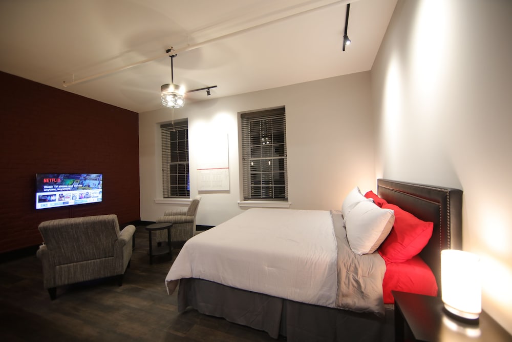 Signature Studio Suite, 1 King Bed, Non Smoking, City View