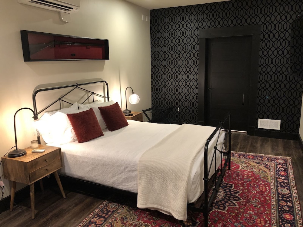 Deluxe Single Room, 1 King Bed, No Windows photo 3