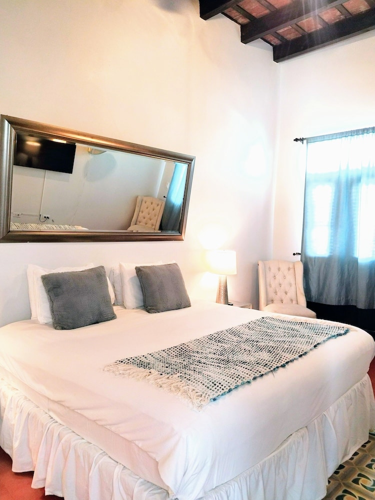 Deluxe Balcony Suites - Photo 9