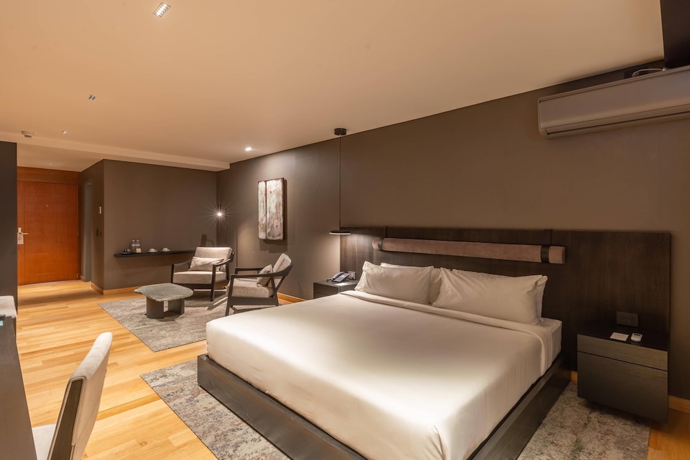 Standard Room, 1 King Bed, Non Smoking thumbnail 6