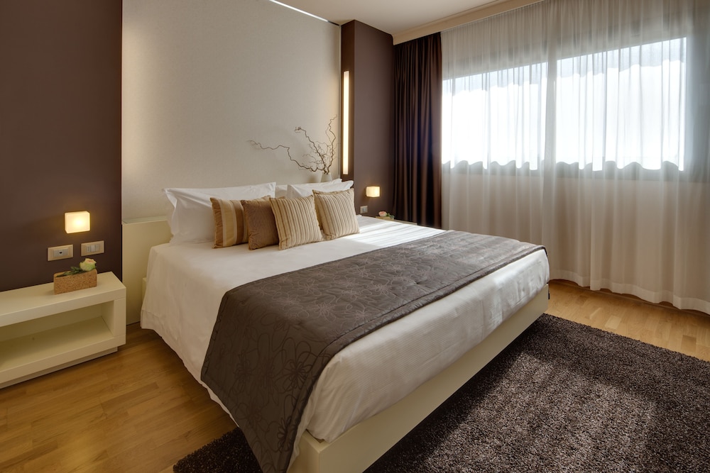Comfort Room, 1 King Bed - Photo 1