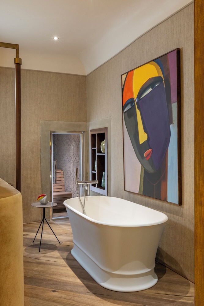 Court Suite photo 3