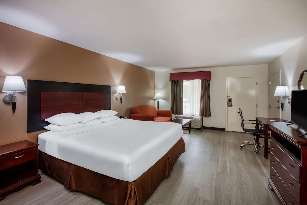 Room, 1 King Bed, Accessible, Smoking photo 2