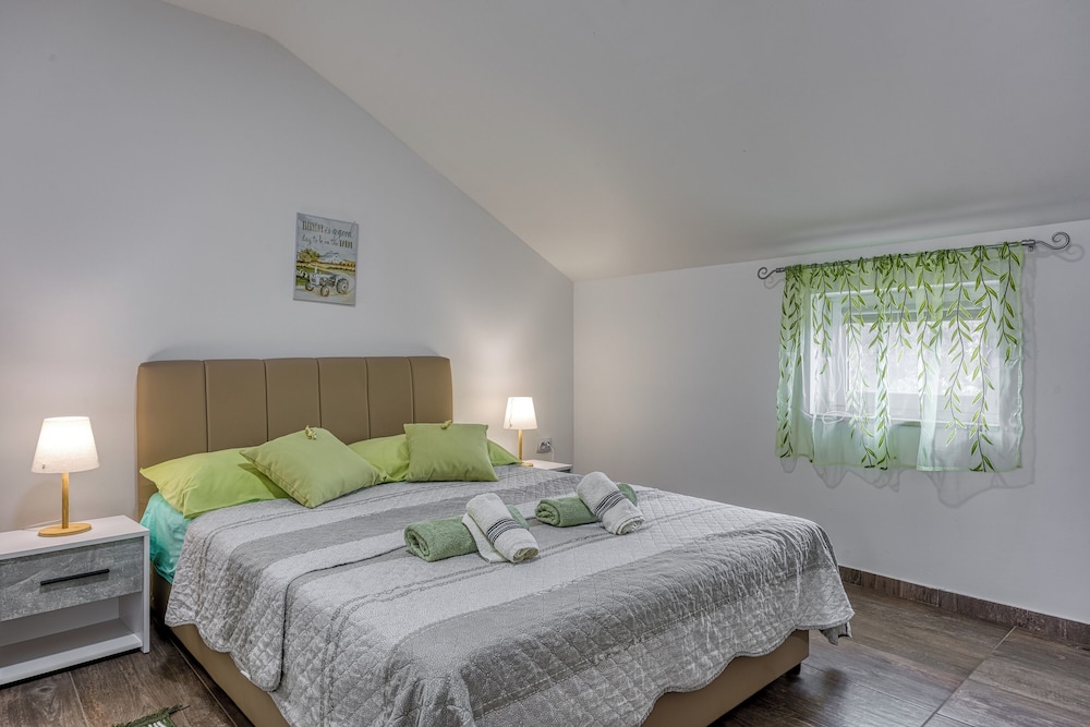 Family Apartment, Multiple Bedrooms, Mountainside (Island Top Sea View Estate 3)