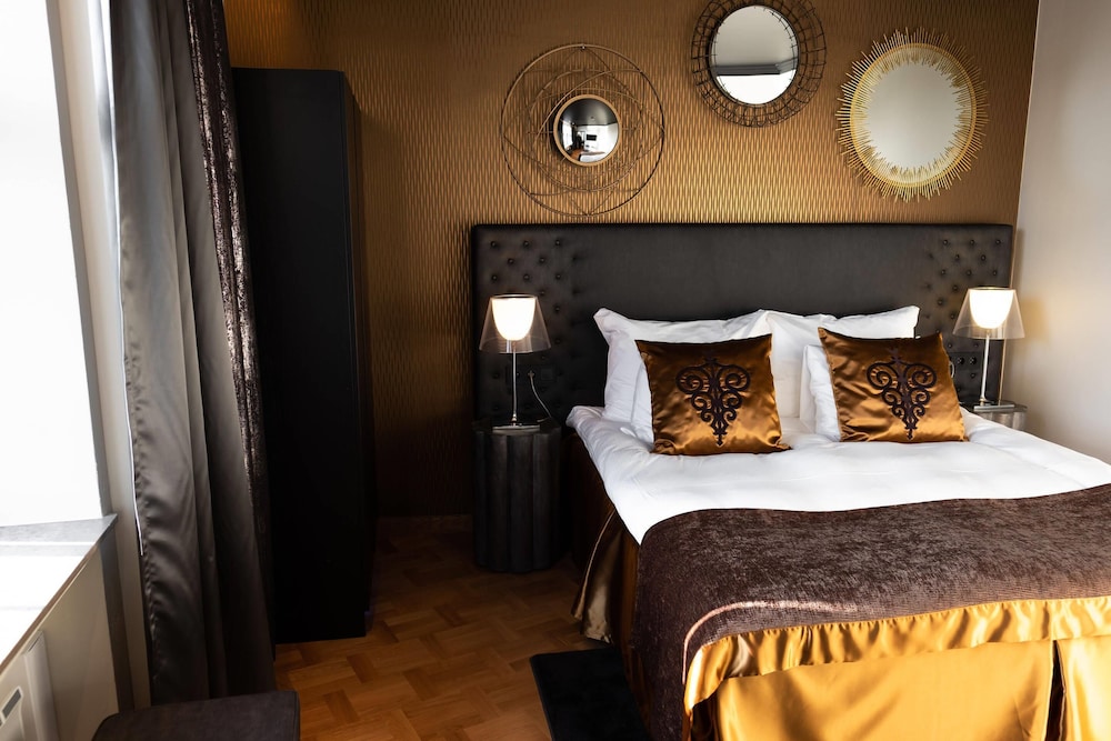 Suite, 1 Double Bed with Sofa bed, Corner - Photo 2