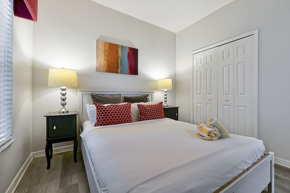 Exclusive Townhome, 4 Bedrooms, Private Pool - Photo 9