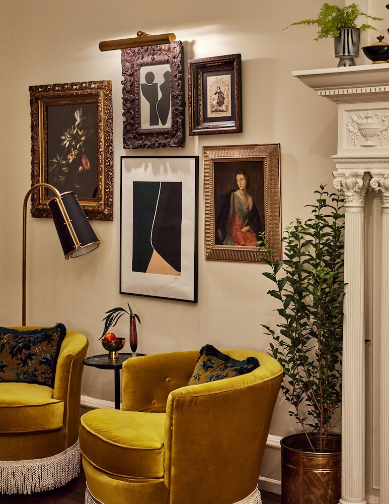 King Salon, 1 King Bed (The Ruby, Floor 4)
