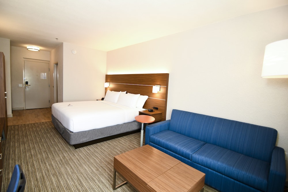 Standard Room, 1 King Bed with Sofa bed - Photo 3