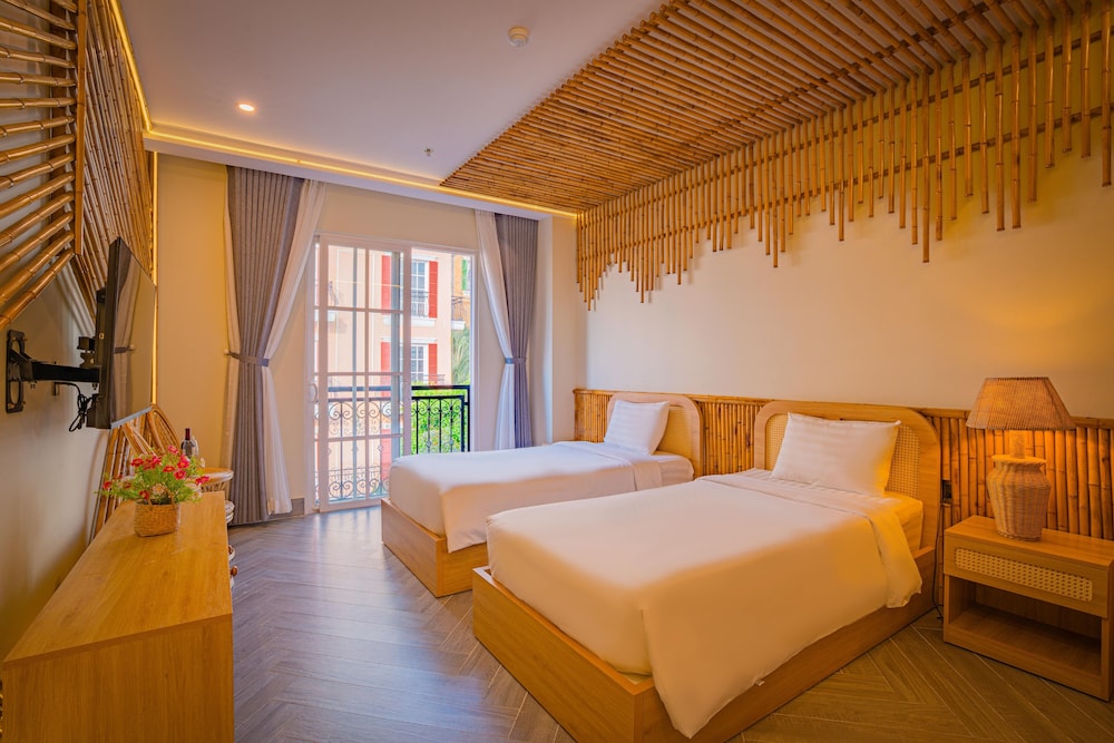 Family Triple Room, City View