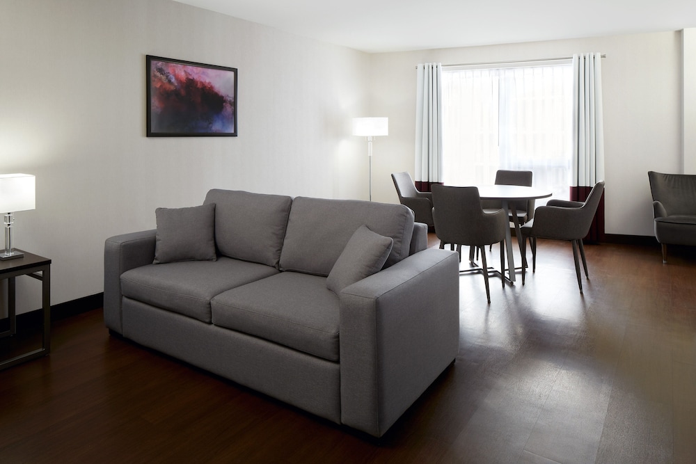 Executive Suite, 1 King Bed with Sofa bed, Balcony photo 1