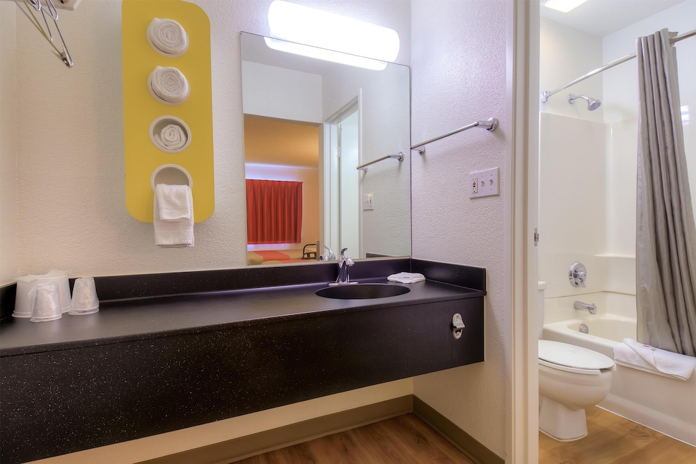 Deluxe Room, 2 Queen Beds, Non Smoking, Refrigerator & Microwave photo 3