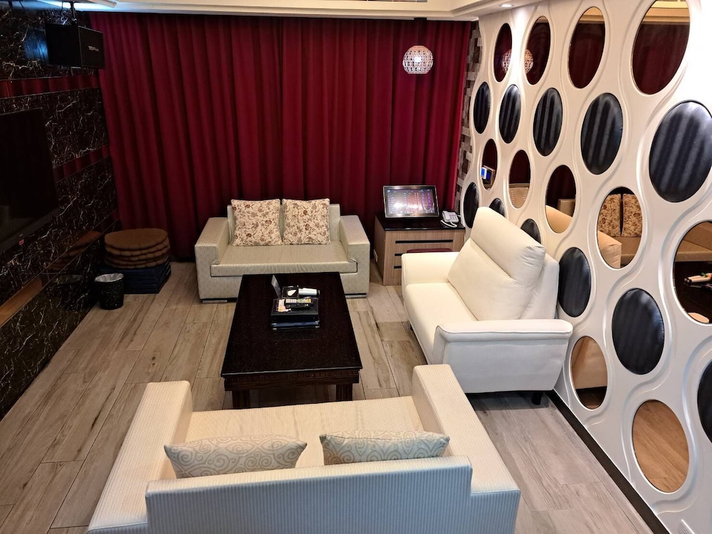 Family Twin Room, 1 Bedroom, Jetted Tub (with karaoke) photo 3