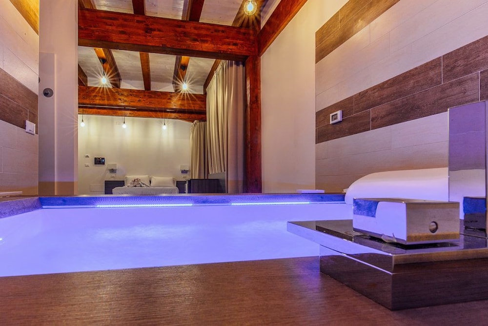 Deluxe Double or Twin Room, Jetted Tub photo 1