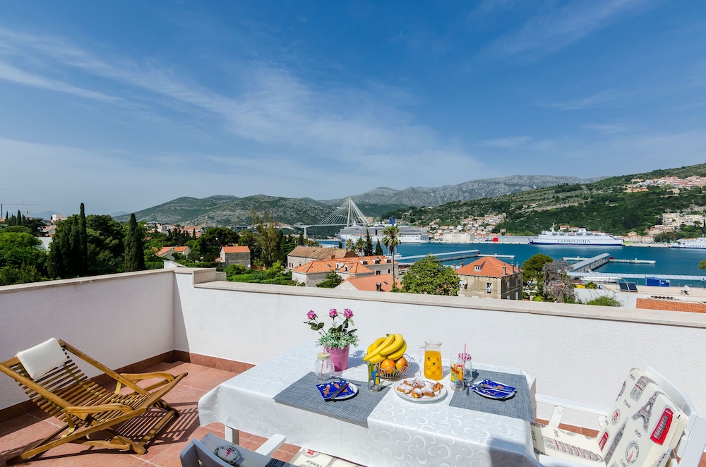 Apartment (One-Bedroom Apartment with Terrace an)