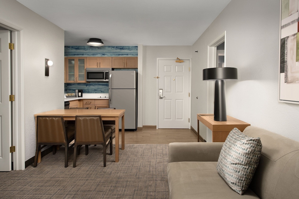 Suite, 2 Bedrooms - Photo 2