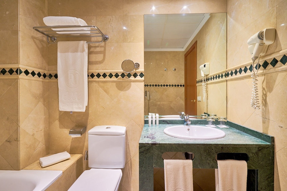 Standard Twin Room, 2 Twin Beds - Photo 6