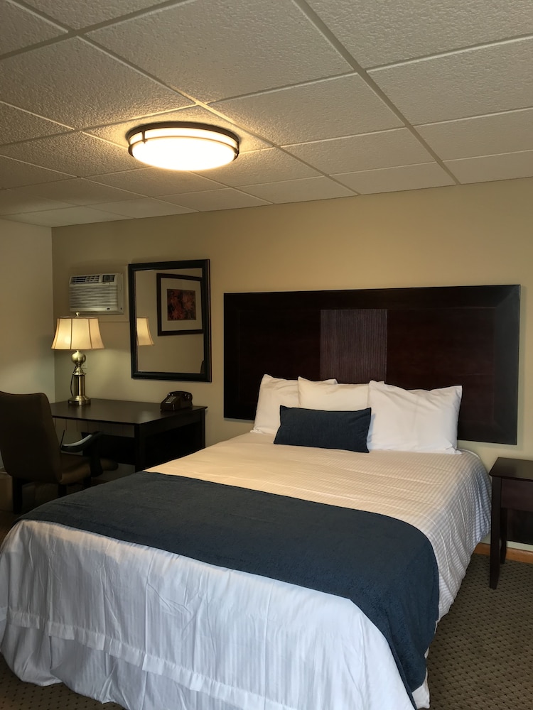Standard Room, 1 Queen Bed, Refrigerator & Microwave photo 3