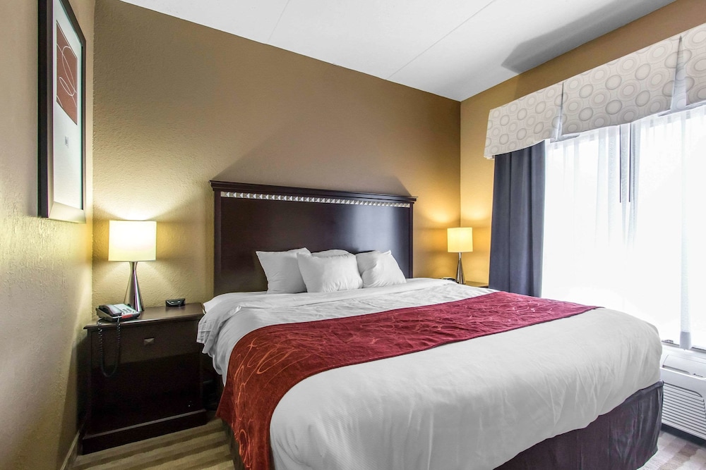 Suite, 1 King Bed, Accessible, Non Smoking - Photo 2