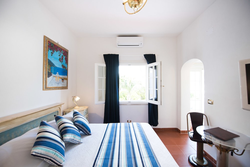 Double Room, 1 Queen Bed, Partial Sea View (Dublin Suite) photo 1