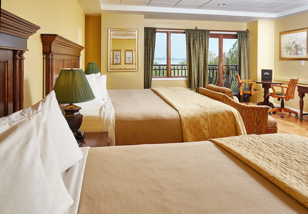 Royal Room, Multiple Beds, Balcony, Park View at Ocean Inn & Suites in Saint Simons Island