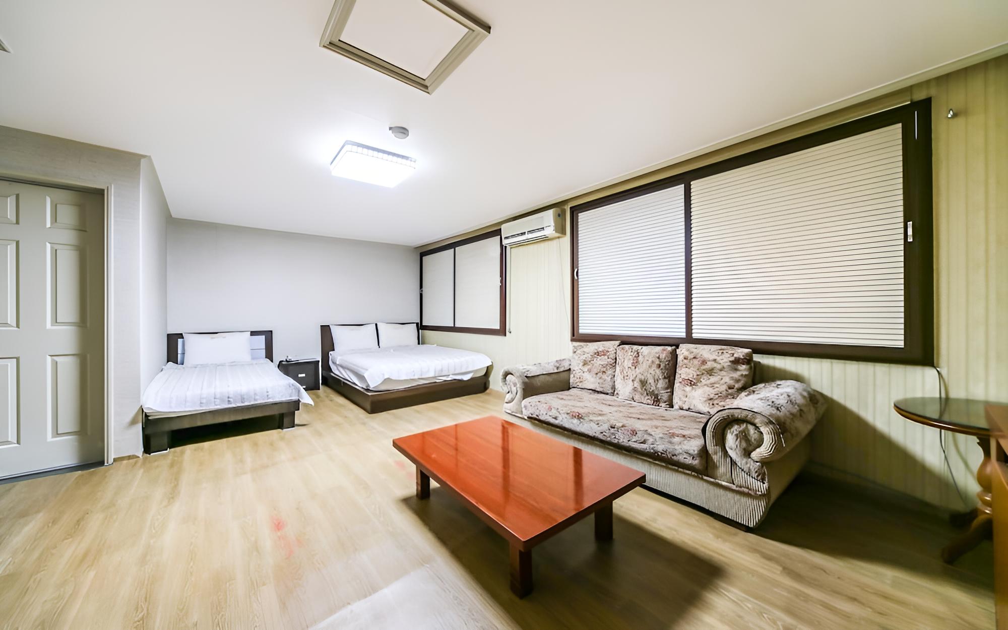 Room (Twin) - Photo 1