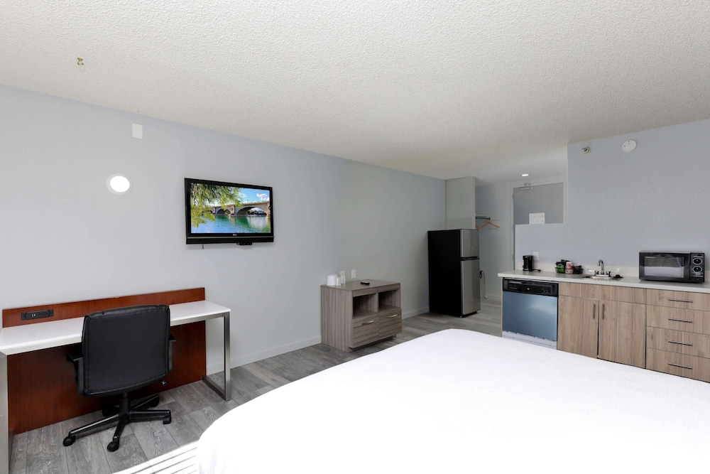 Deluxe Room, 1 King Bed, Non Smoking, Kitchen photo 1