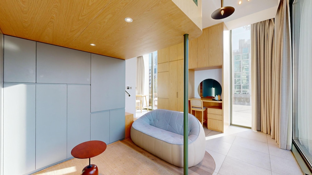Deluxe Loft, 1 Queen Bed, Private Bathroom, City View photo 3