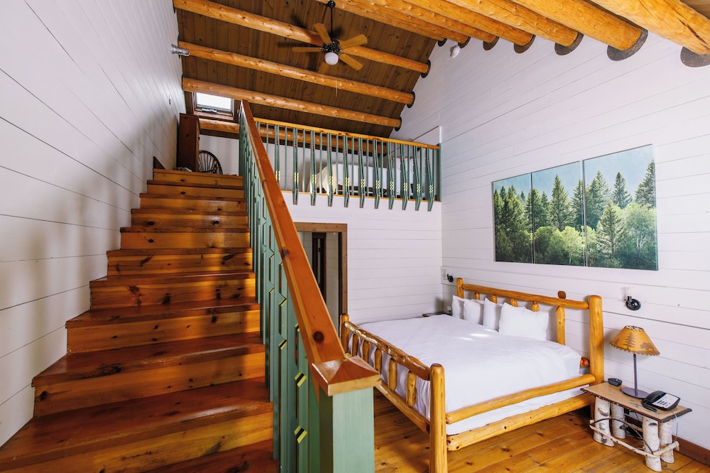 Lodge Loft Room, 1 King and 1 Queen Bed, Forest View photo 1