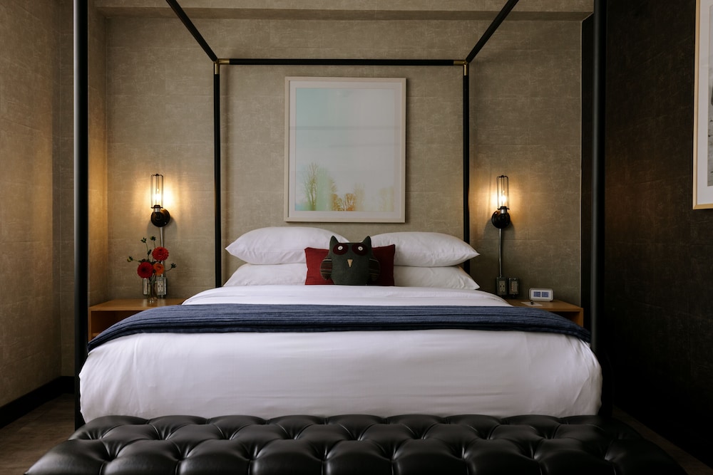 Loft, 1 Queen Bed thumbnail 5