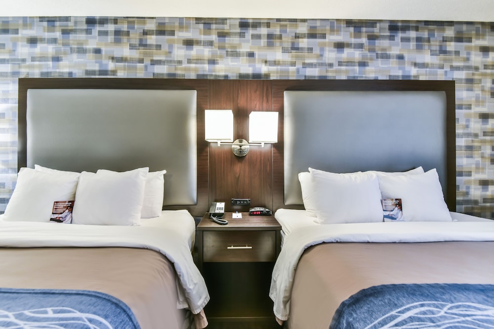 Standard Room, 2 Queen Beds, Non Smoking (Top Floor) - Photo 2