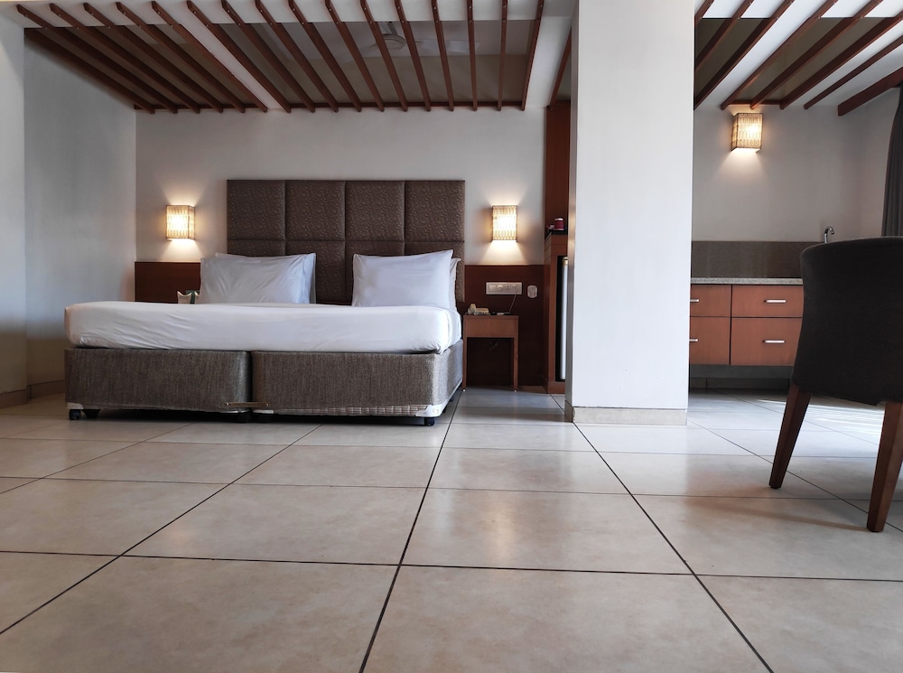 Suite - Photo 10