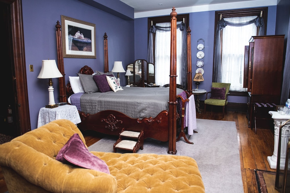 Deluxe Suite, 1 Queen Bed, Non Smoking, Fireplace photo 1