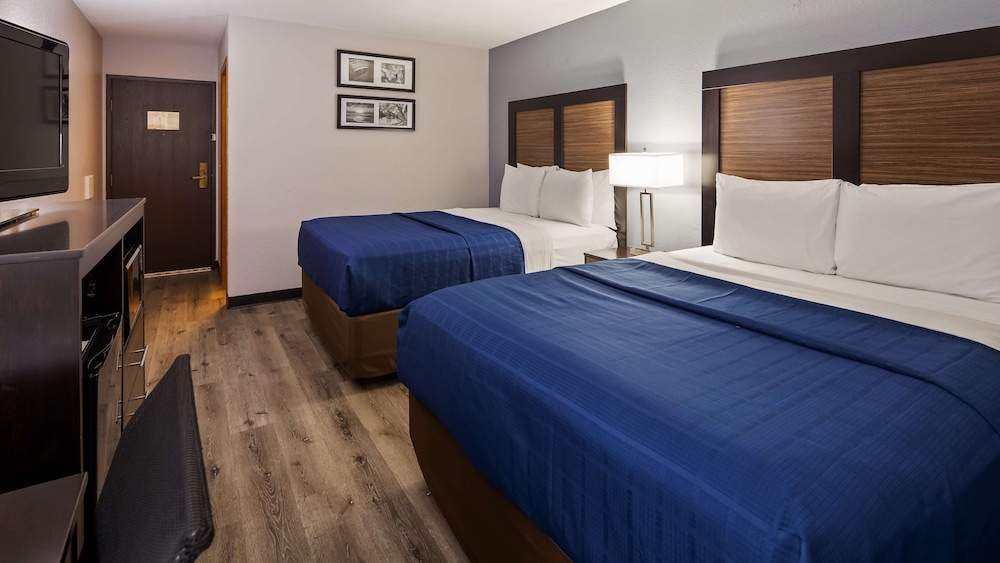 Standard Room, 2 Queen Beds, Non Smoking, Refrigerator & Microwave (With Sofabed) photo 3