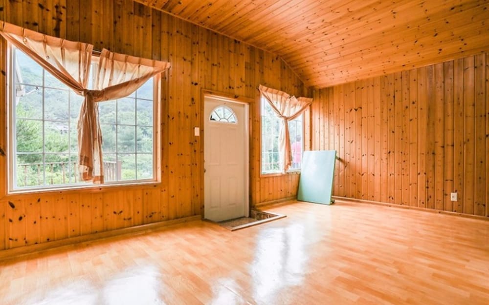 Room (No 2) photo 2