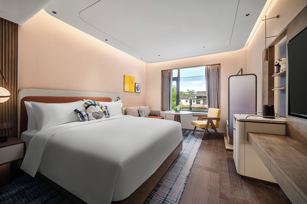 Grand Room, 1 King Bed, River View
