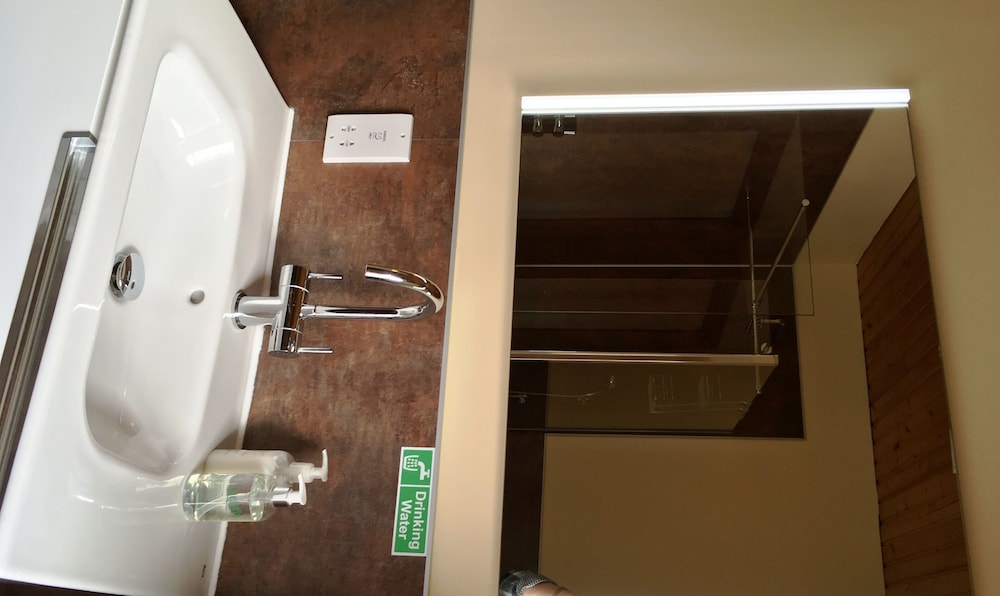 Superior Twin Room, 2 Twin Beds, Ensuite photo 3