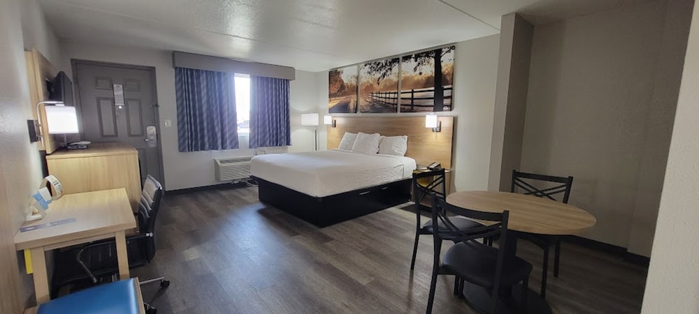 Room, 1 King Bed, Kitchenette photo 2