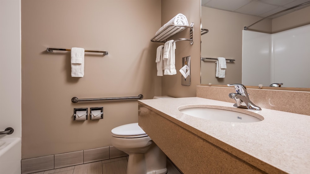 Suite, 1 King Bed, Non Smoking, Jetted Tub photo 3