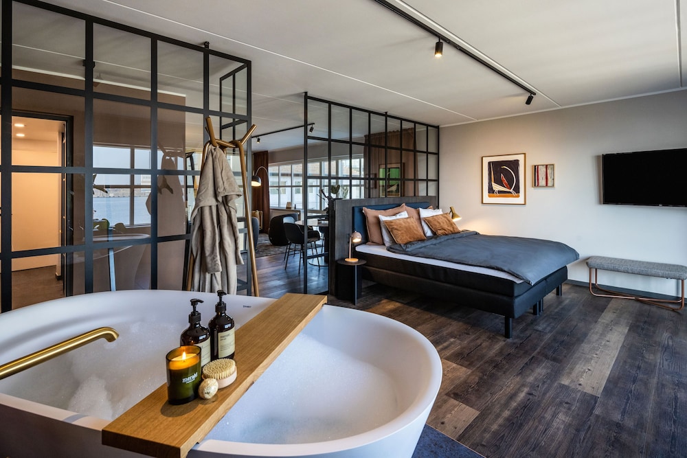 Exclusive Suite, Harbor View - Photo 1