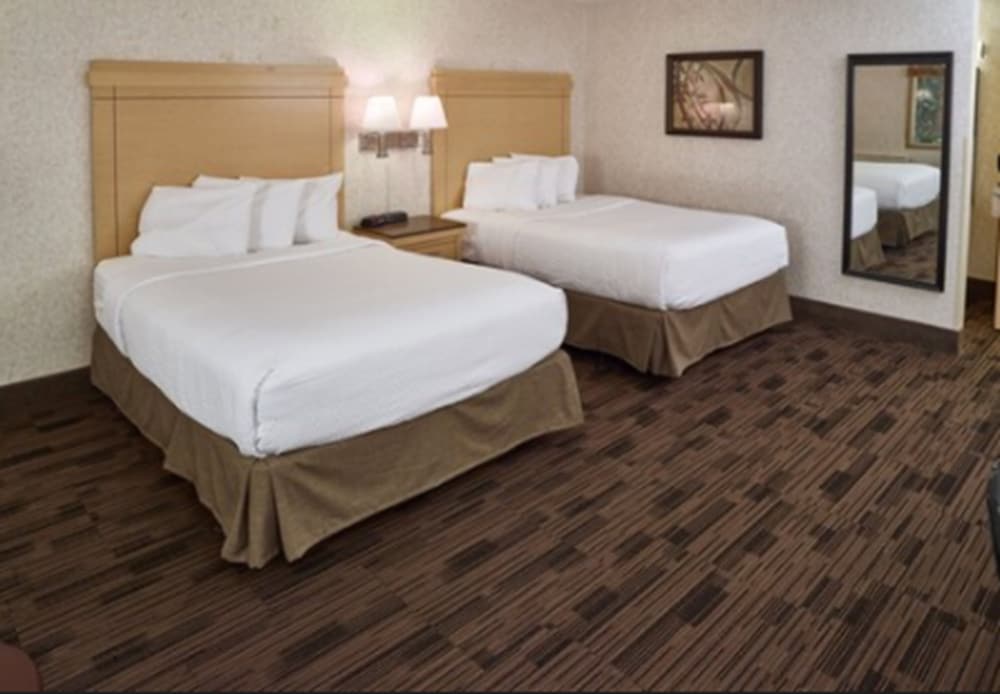 Room, 2 Queen Beds, Non Smoking - Photo 2