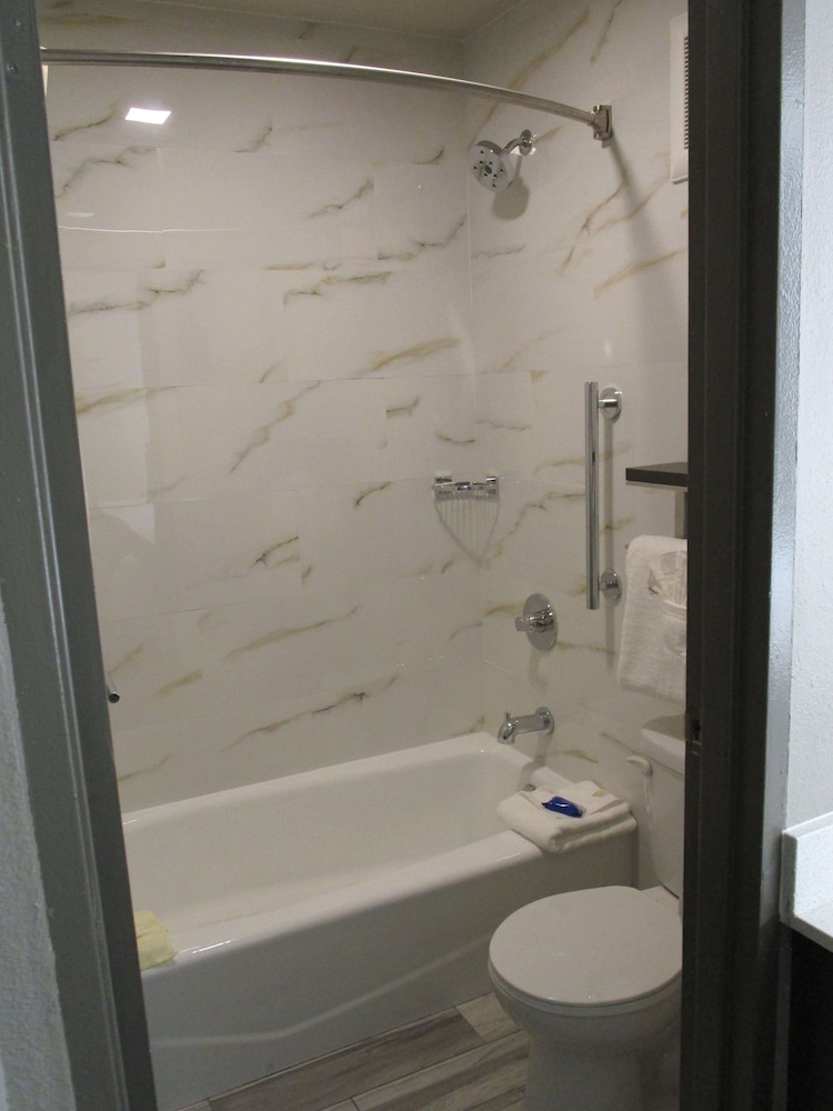 Standard Room, 1 King Bed, Accessible, Bathtub - Photo 11