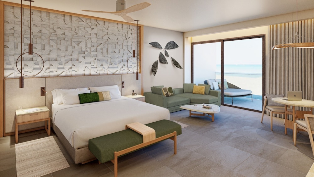 Serenity Club Swim Out Junior Suite con cama King y vista parcial al mar.